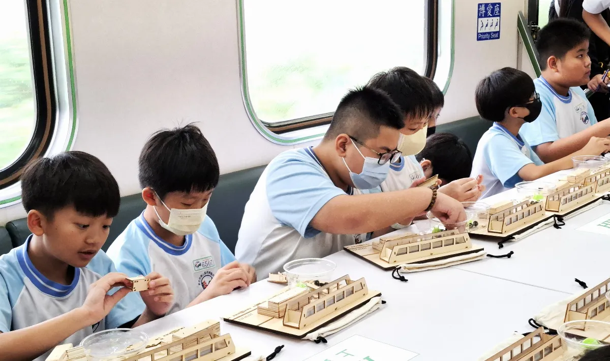 台灣科普列車台北啟航 孩童玩科學邊看風景