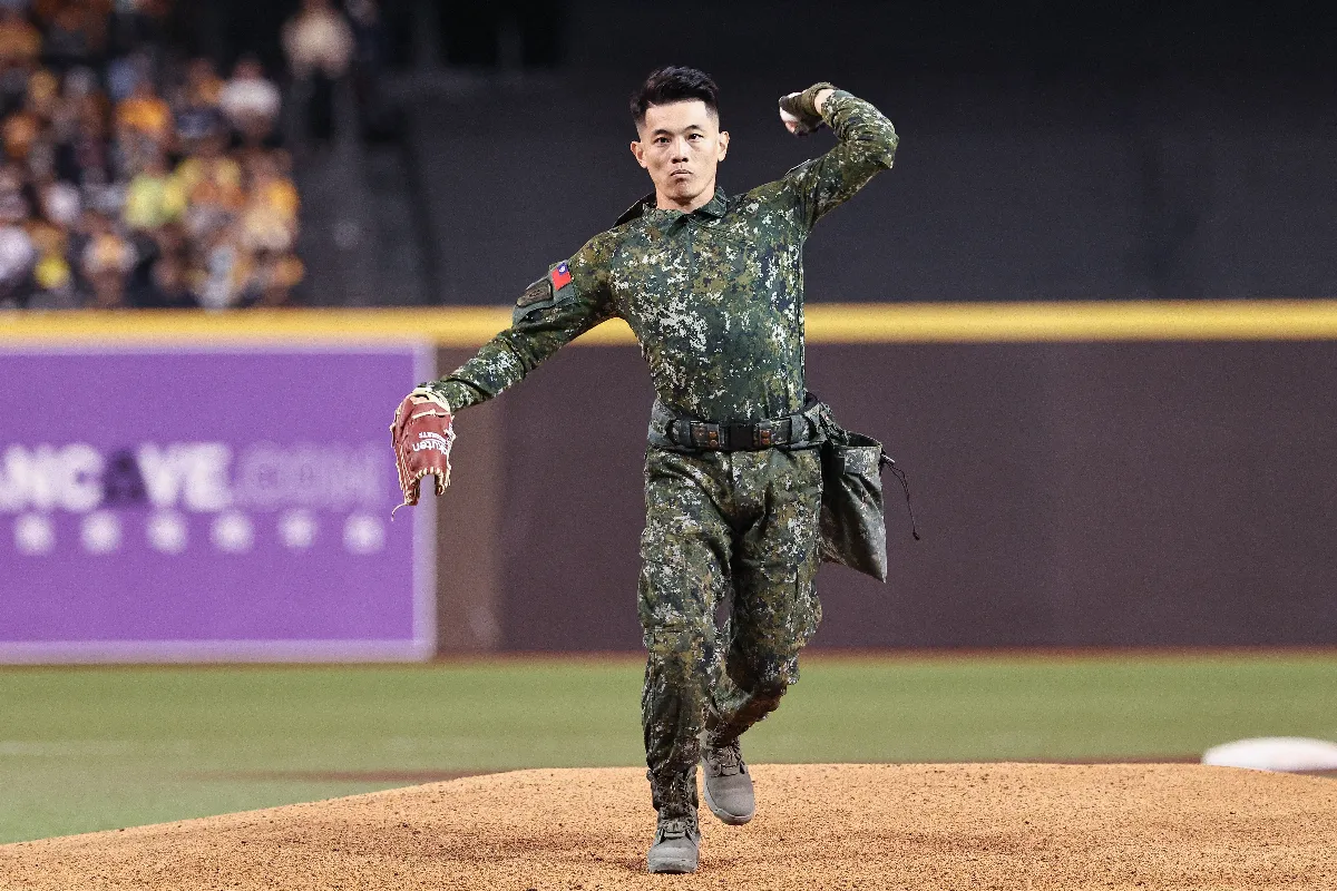 中職／賽前致敬國軍 「贈帽士官長」陳保宏開出暖心好球