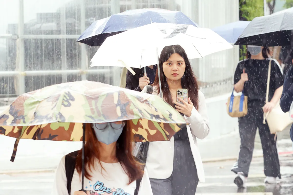 颱風遠離仍陷低壓帶 雙北、宜蘭續發豪雨特報、沿海陣風上看11級