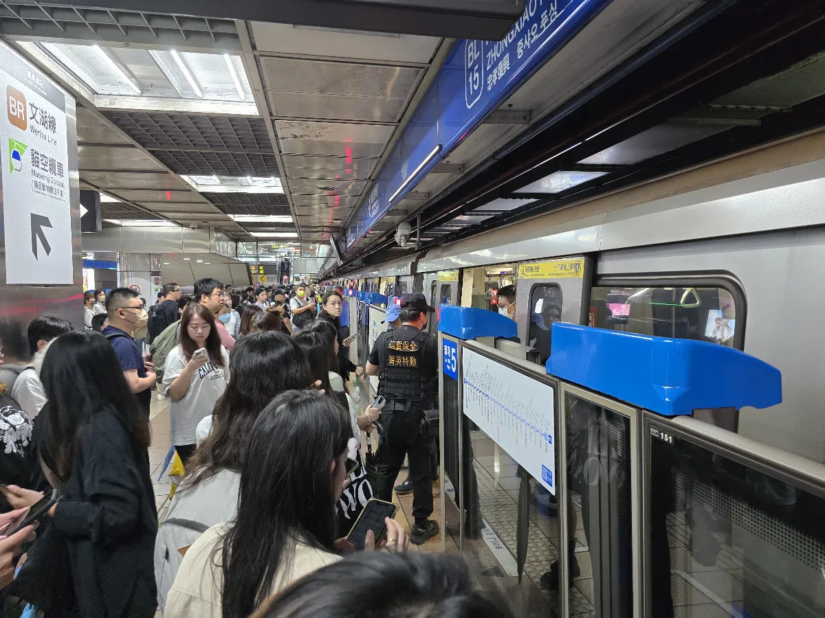 捷運板南線行駛中出現聲響  民眾被迫下車