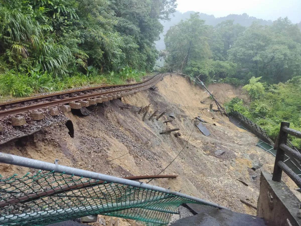 台鐵平溪線路基流失停駛 已啟動公車接駁