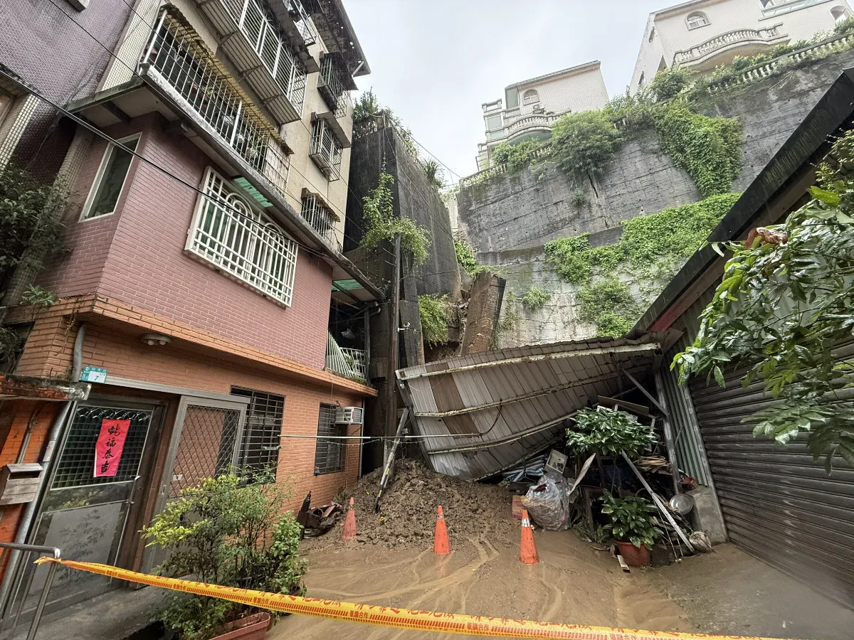 新北新店擋土牆土石滑落 1戶房屋毀損無人傷亡
