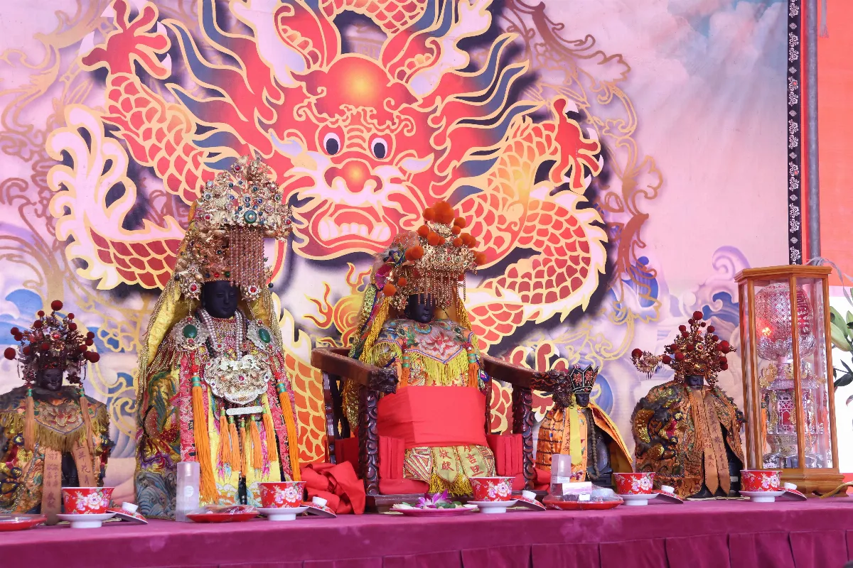 六房媽紅壇上樑典禮登場   千名信眾齊聚祈願風調雨順