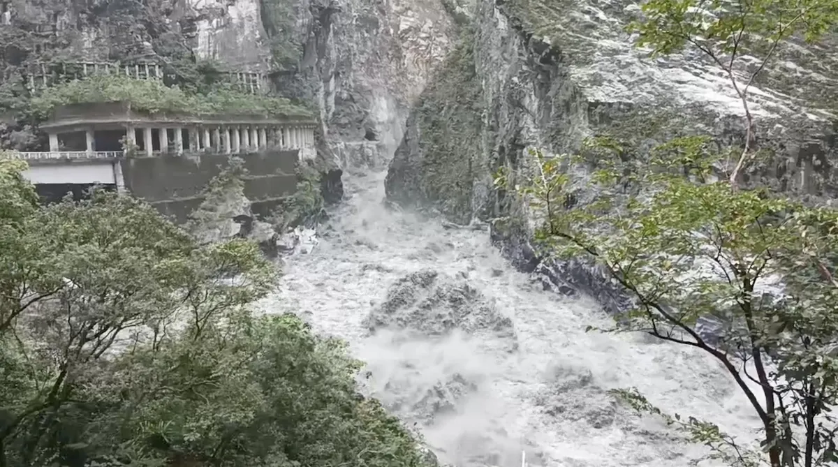 燕子口堰塞湖溢流水量擴大 林保署籲遠離下游河道