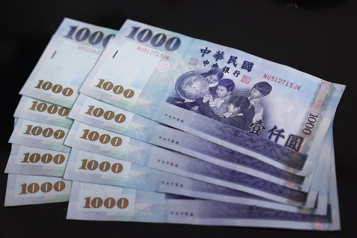 社論--新台幣改版