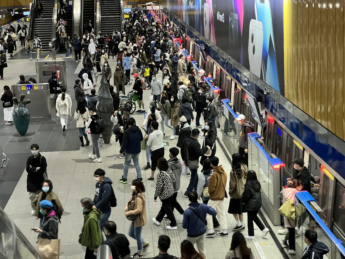 板南線列車異常多站人潮擠爆 北捷回應了