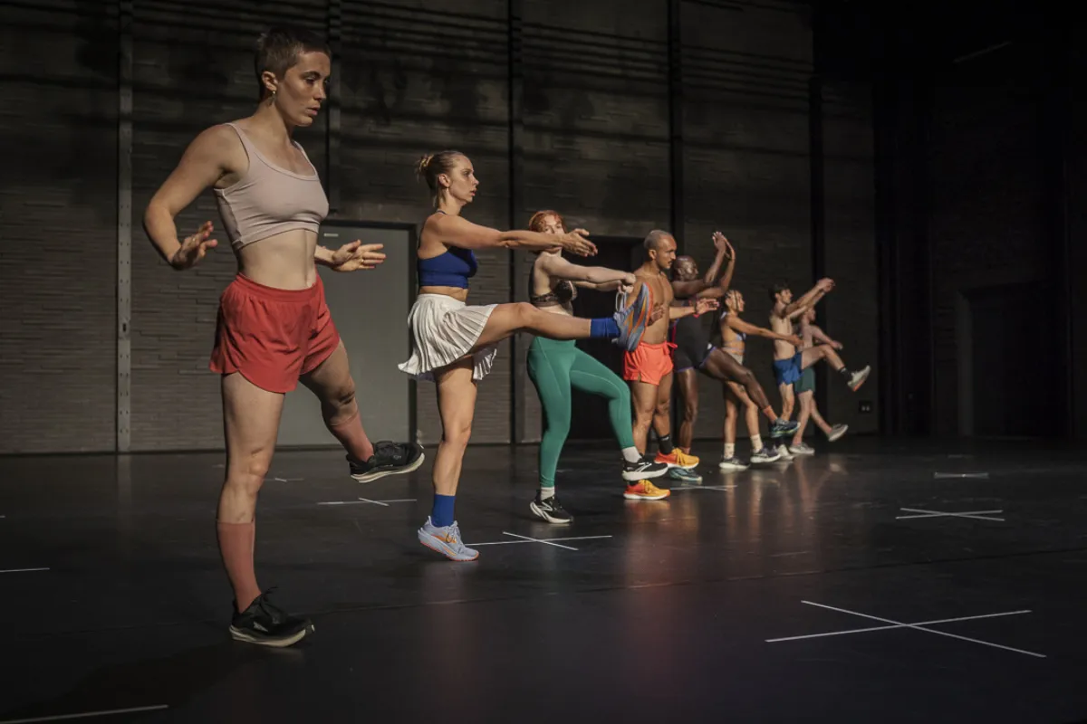 《再見狗日子》10年後重啟 8舞者跳躍70分鐘挑戰極限