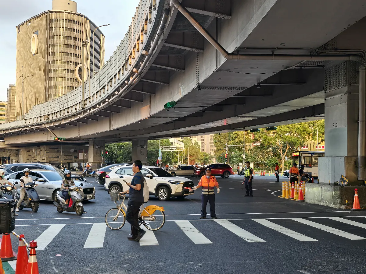 羅斯福路口可變車道上路 8日起尖峰禁左轉