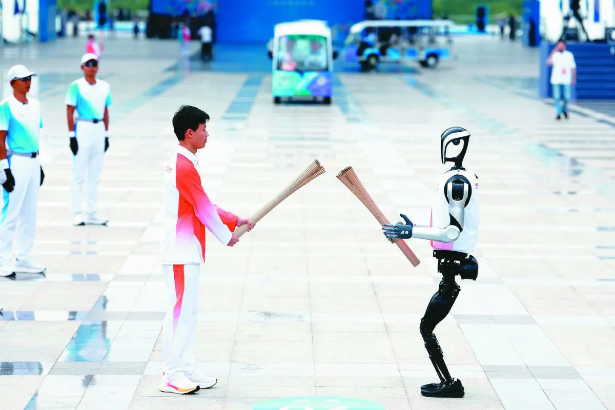 陸全運會 機器人跑100公尺傳聖火