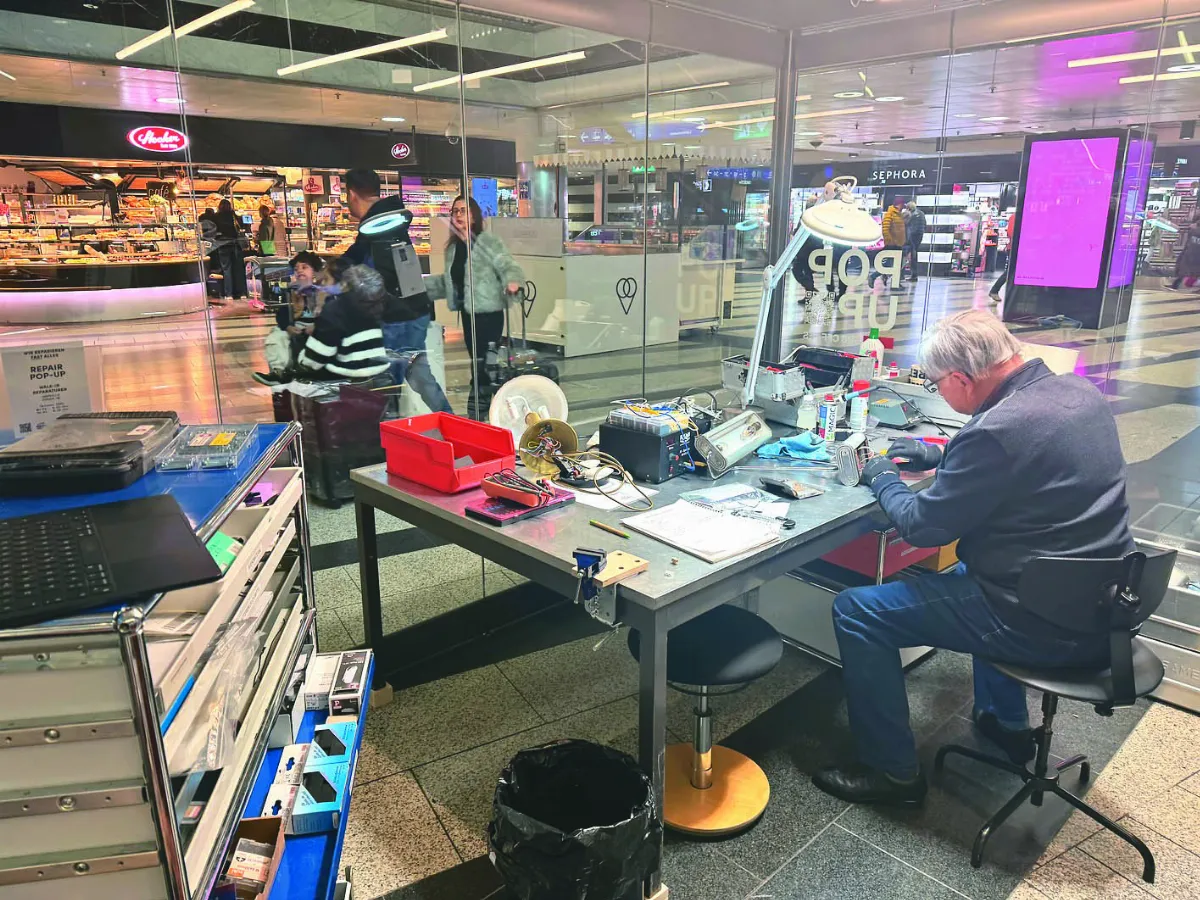 車站舊物維修站 修檯燈竟是醫生