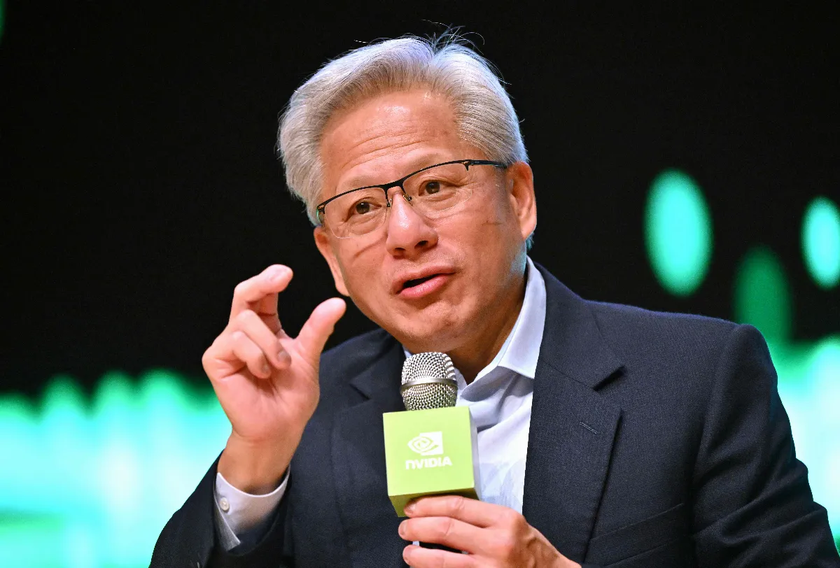 黃仁勳示警 美國束縛產業AI競賽恐輸中國