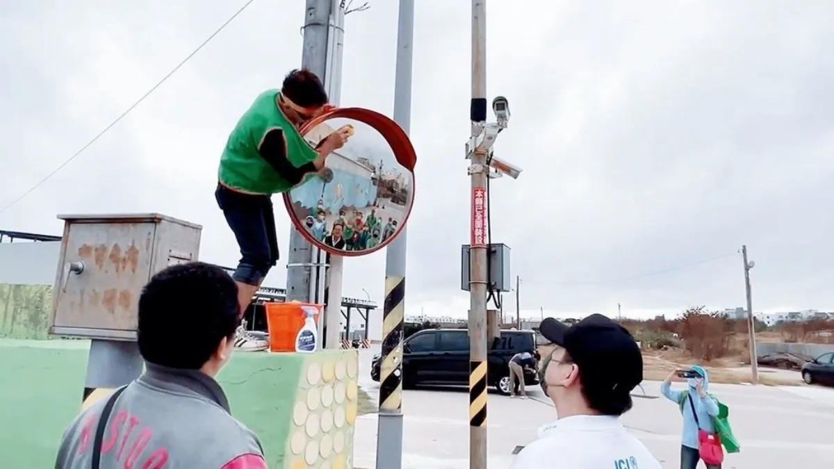 擦亮馬公市街道反光鏡 澎湖青商會讓用路更安全