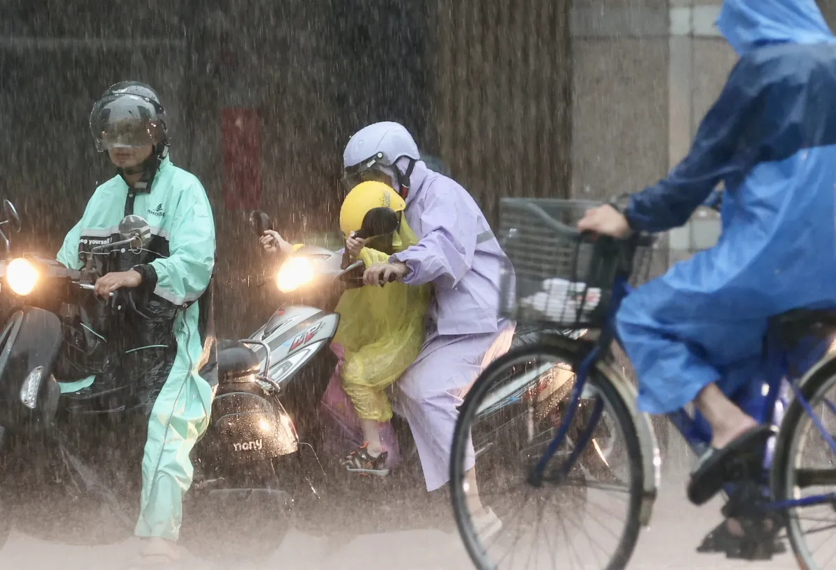11、12日颱風鳳凰共伴最劇烈 慎防致災豪雨
