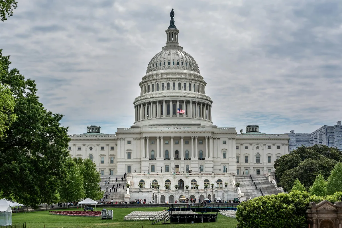 不願政府繼續停擺  參議院程序表決8位民主黨人讓步