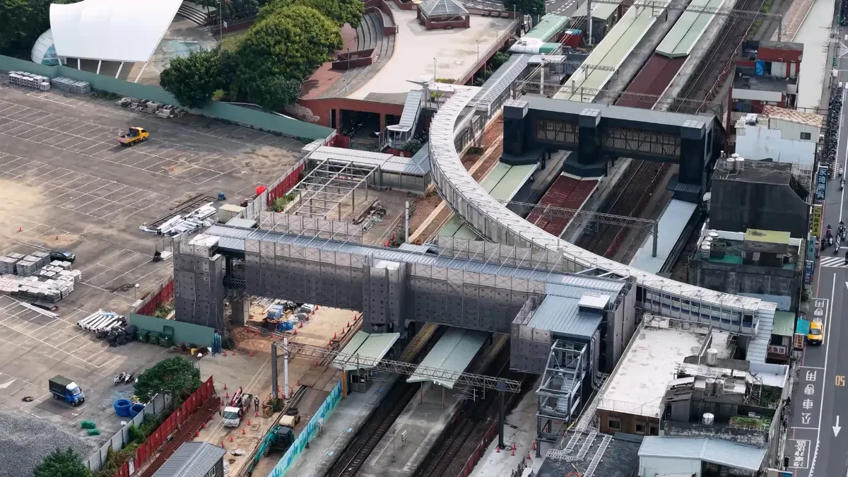 桃園鐵路地下化施工高峰期 內壢站跨站天橋年底完工