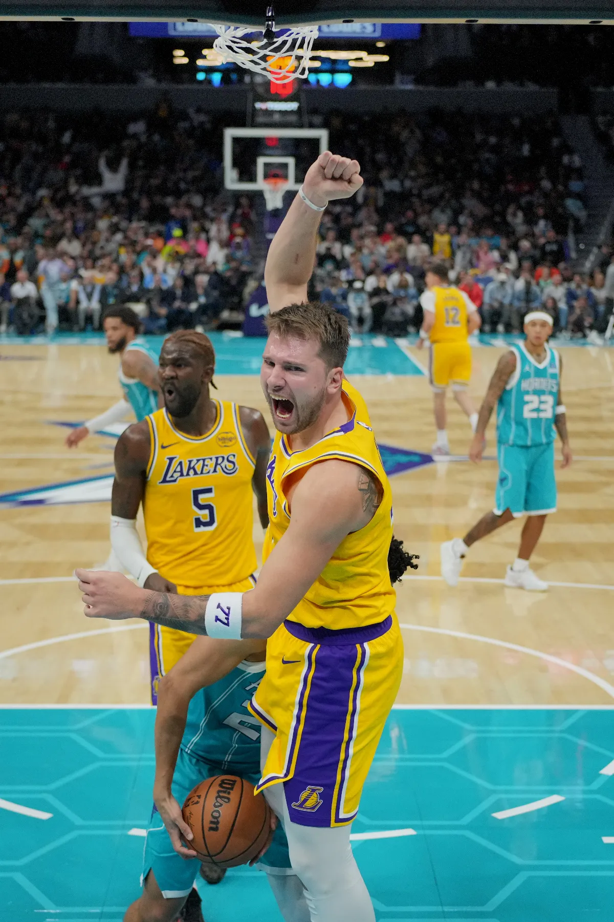 NBA／唐西奇、里夫斯齊飆分 湖人奪勝詹皇也快歸隊