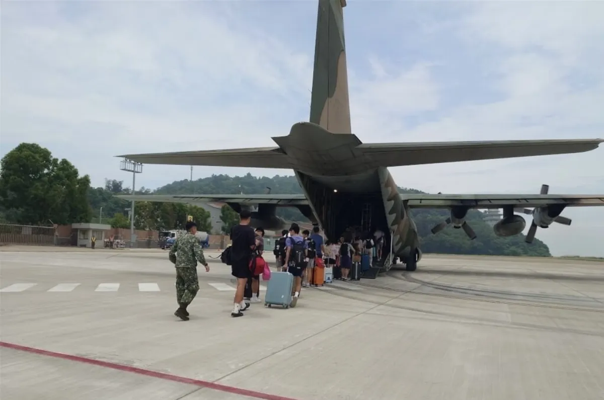 支援緊急疏運收費標準 國防部：搭乘軍機每人1000元