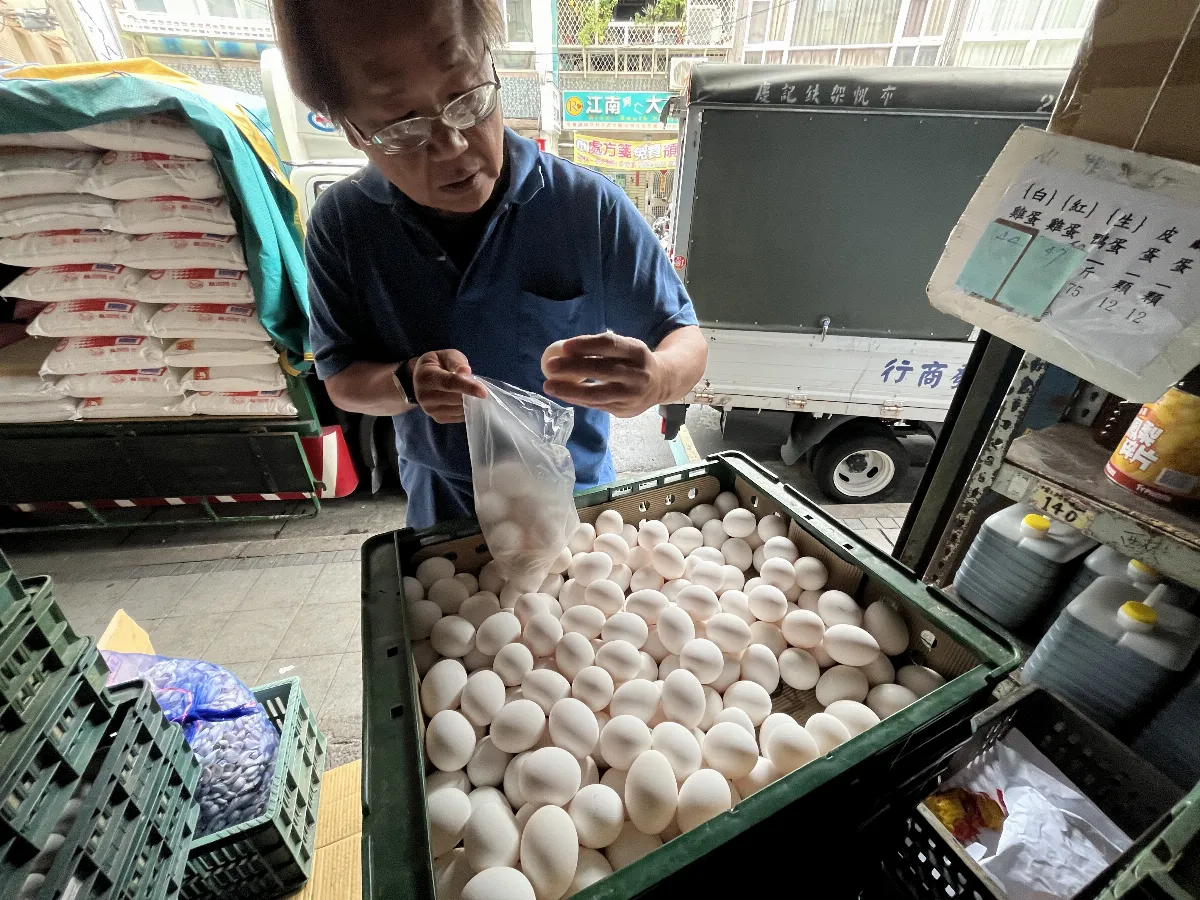 擔心買到毒雞蛋？資深菜販教「1招」秒辨識