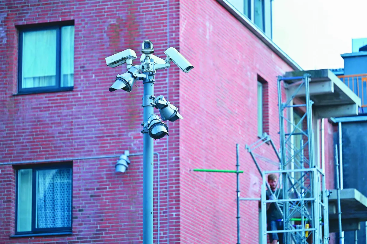 身處被監視情境 大腦反應更快 