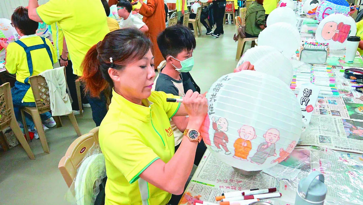彩繪燈籠 點亮內心佛光
