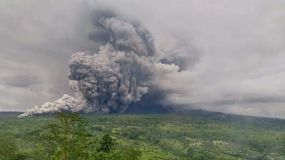 印尼塞梅魯火山噴發 當局提升警戒至最高層級