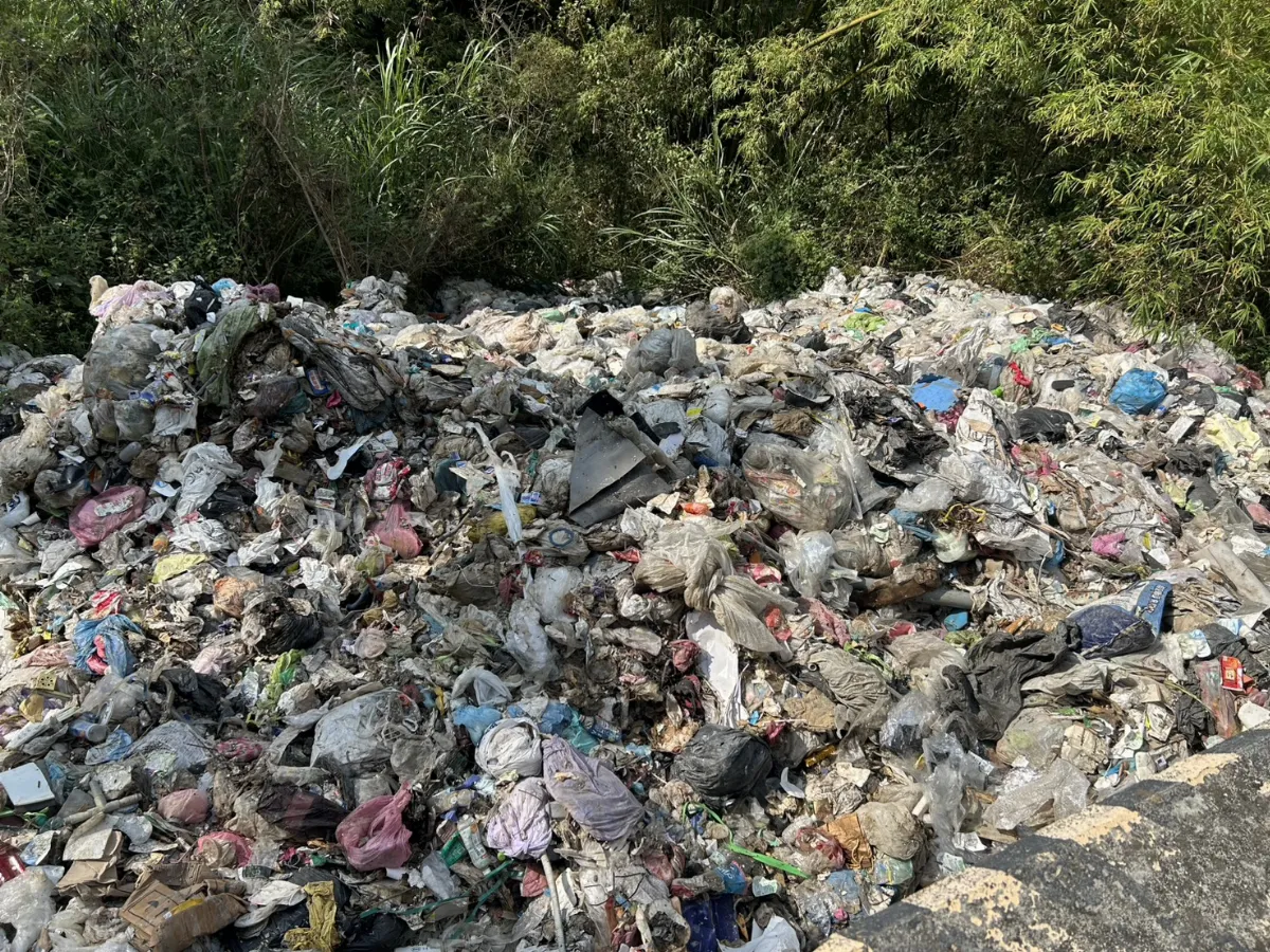 高雄月世界數百噸垃圾山 岡山區里長父子和司機遭羈押
