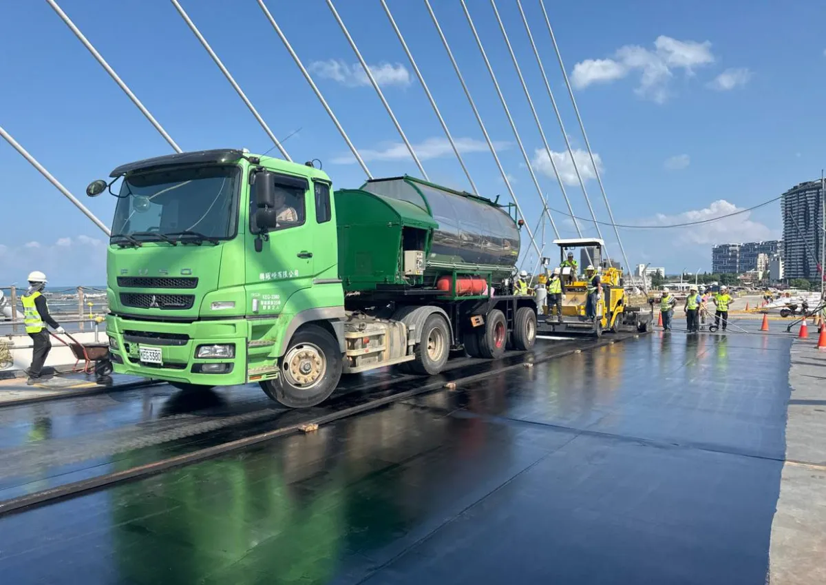 淡江大橋進入鋪面階段 年底完成鋼床板GUSS鋪設