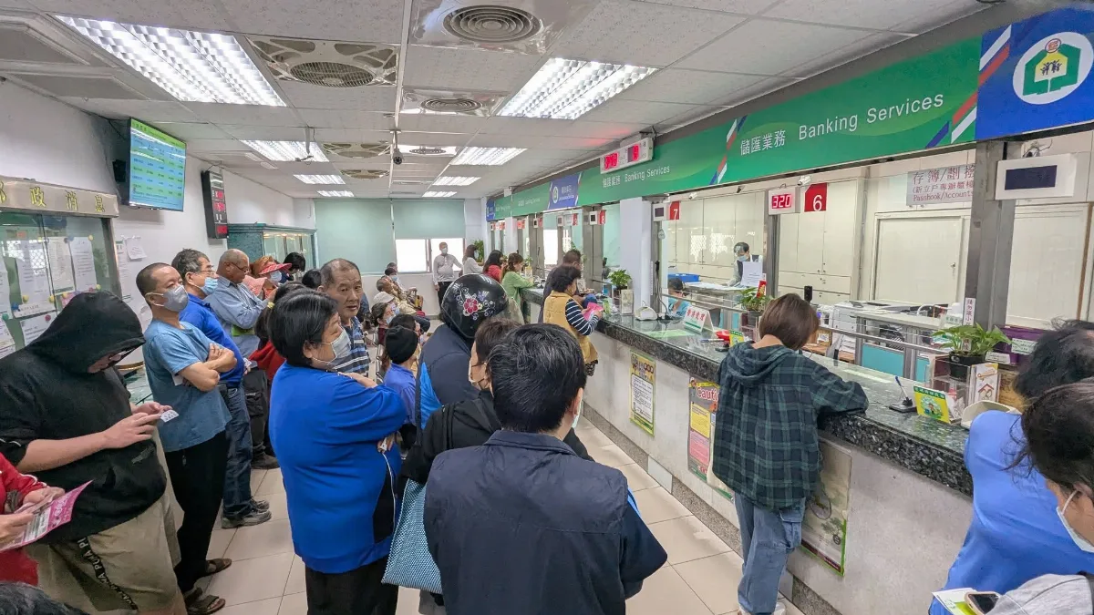 郵局疑部分伺服器異常 民眾擠爆櫃台等領普發1萬現金