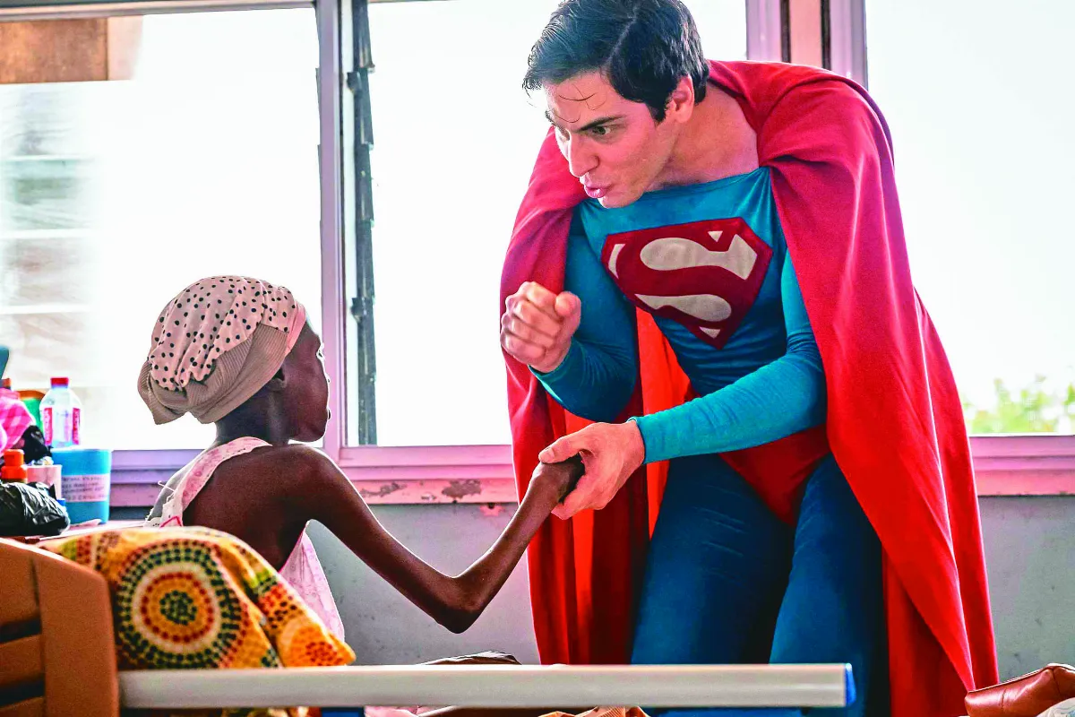 巴西超人降臨迦納 送暖無國界