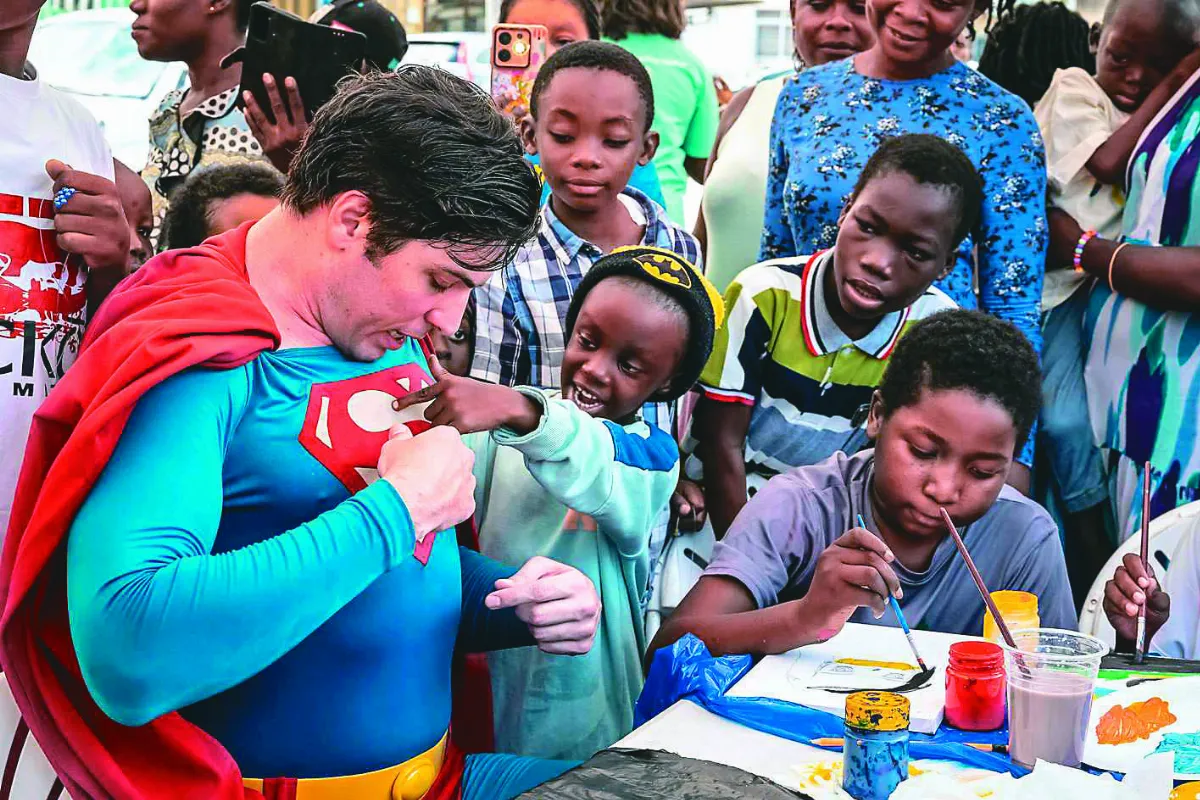 巴西超人降臨迦納 送暖無國界