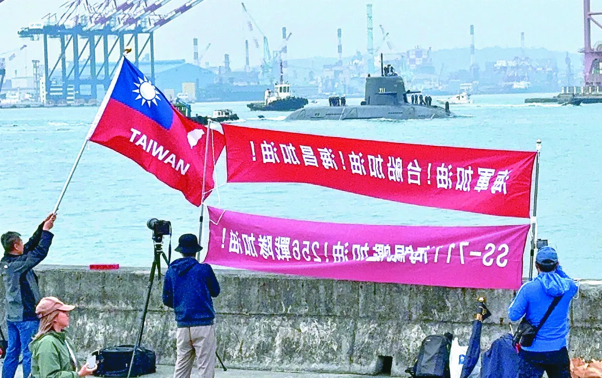 海鯤號拚交船出海測試  軍事迷打氣