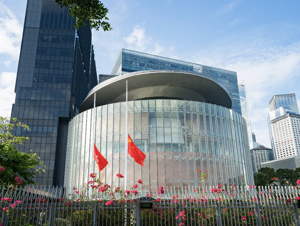宏福苑大火目前128人罹難 港府降半旗並持續搜救