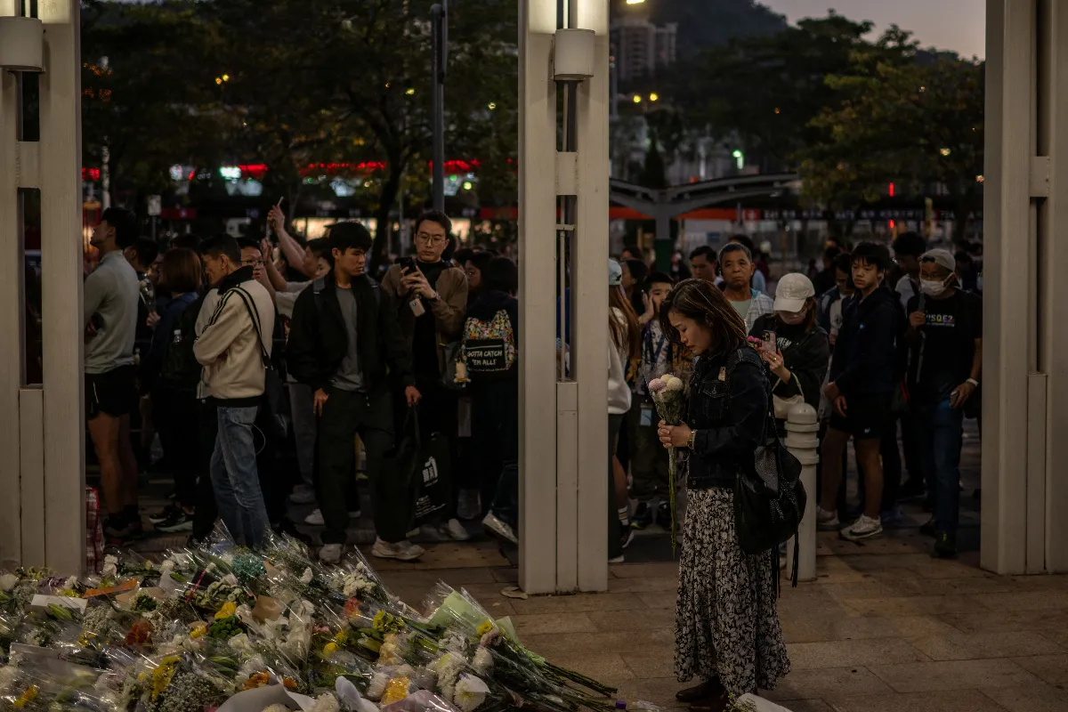 香港宏福苑大火奪128命 悼念人龍綿延數百公尺