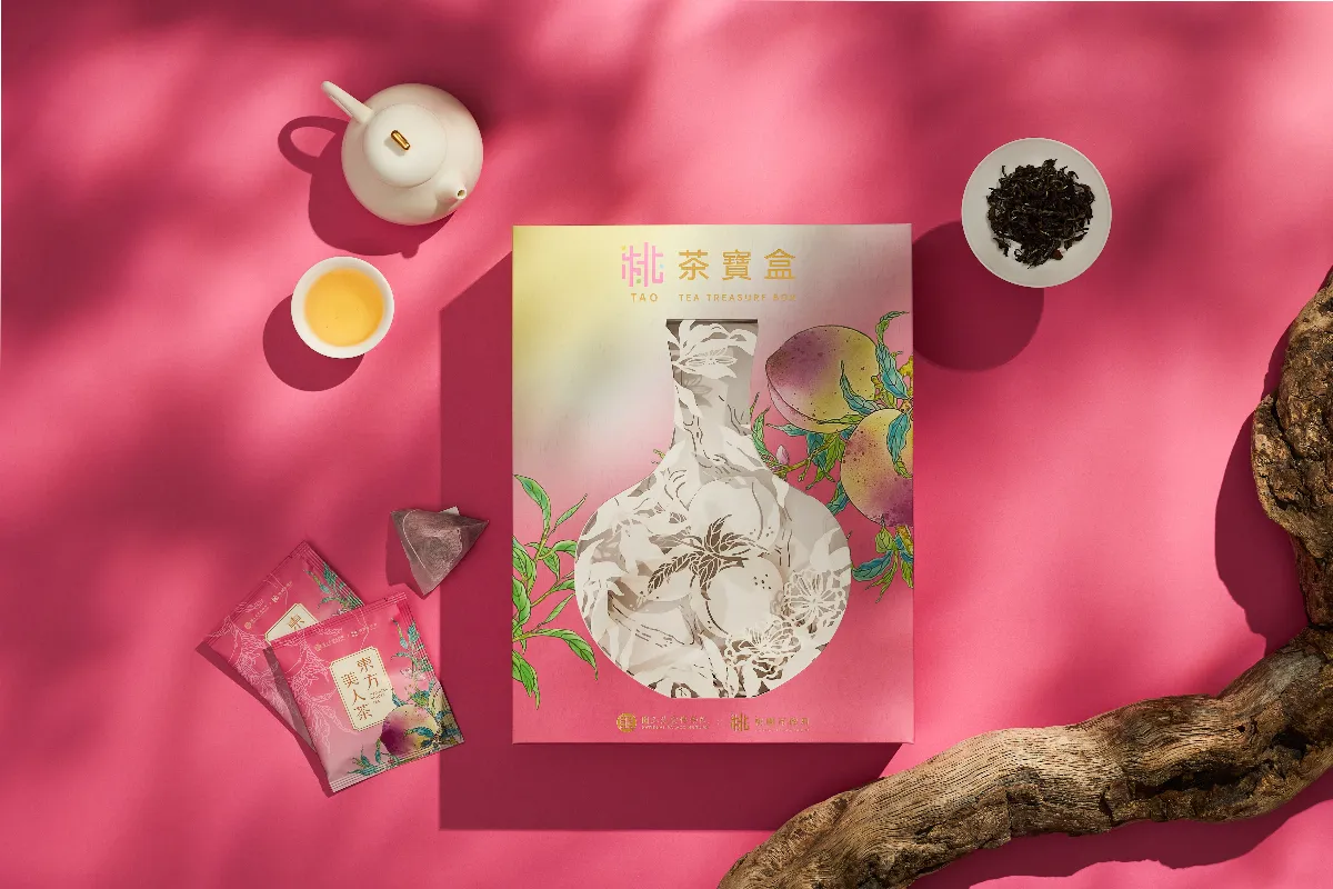 故宮攜手桃市府 蟠桃天球瓶化身「桃茶寶盒」