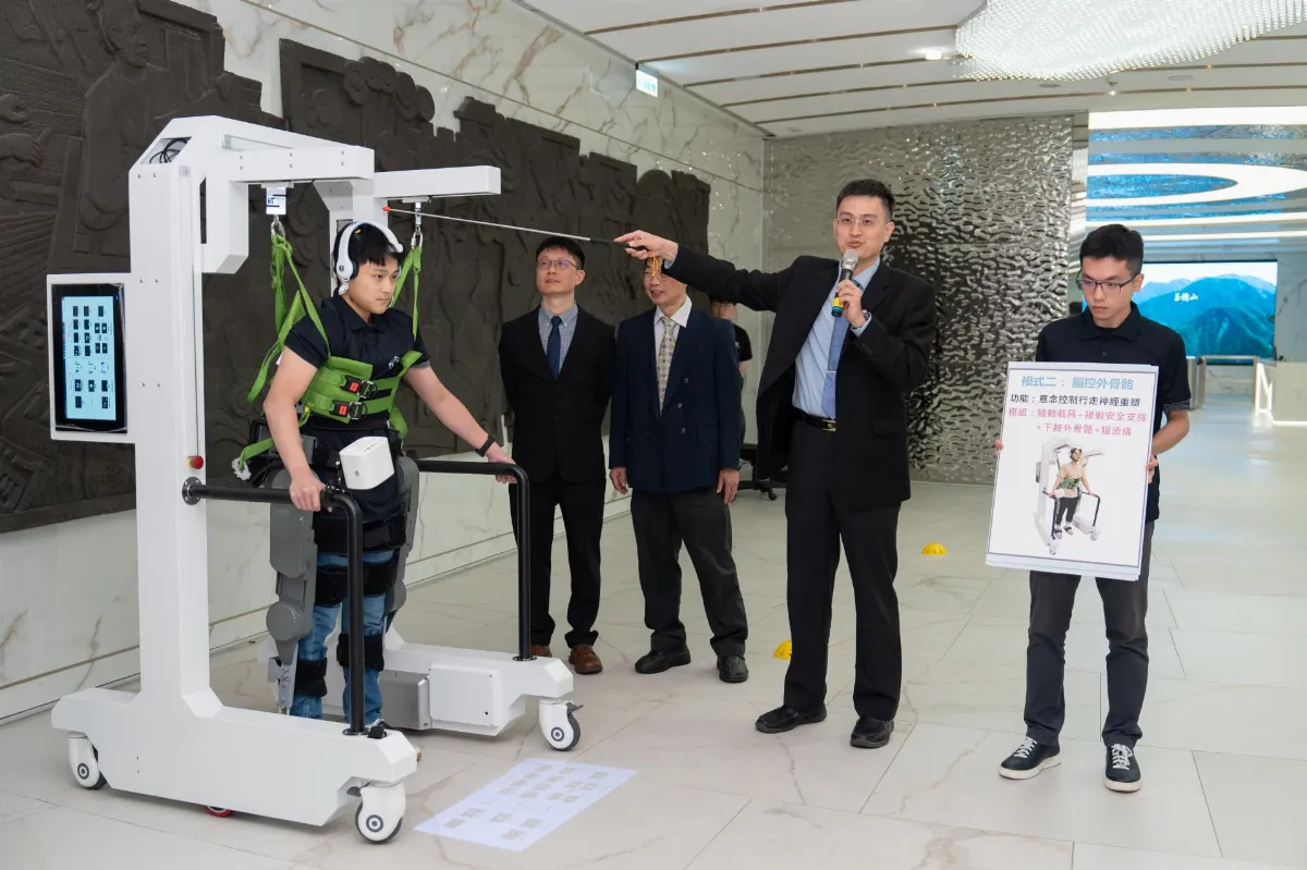 台灣團隊首創AI步行機器人 中風患者可加速復健