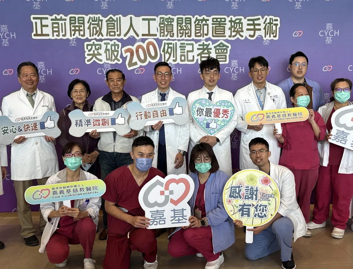 微創髖關節手術成功 82歲翁重返球場揮拍