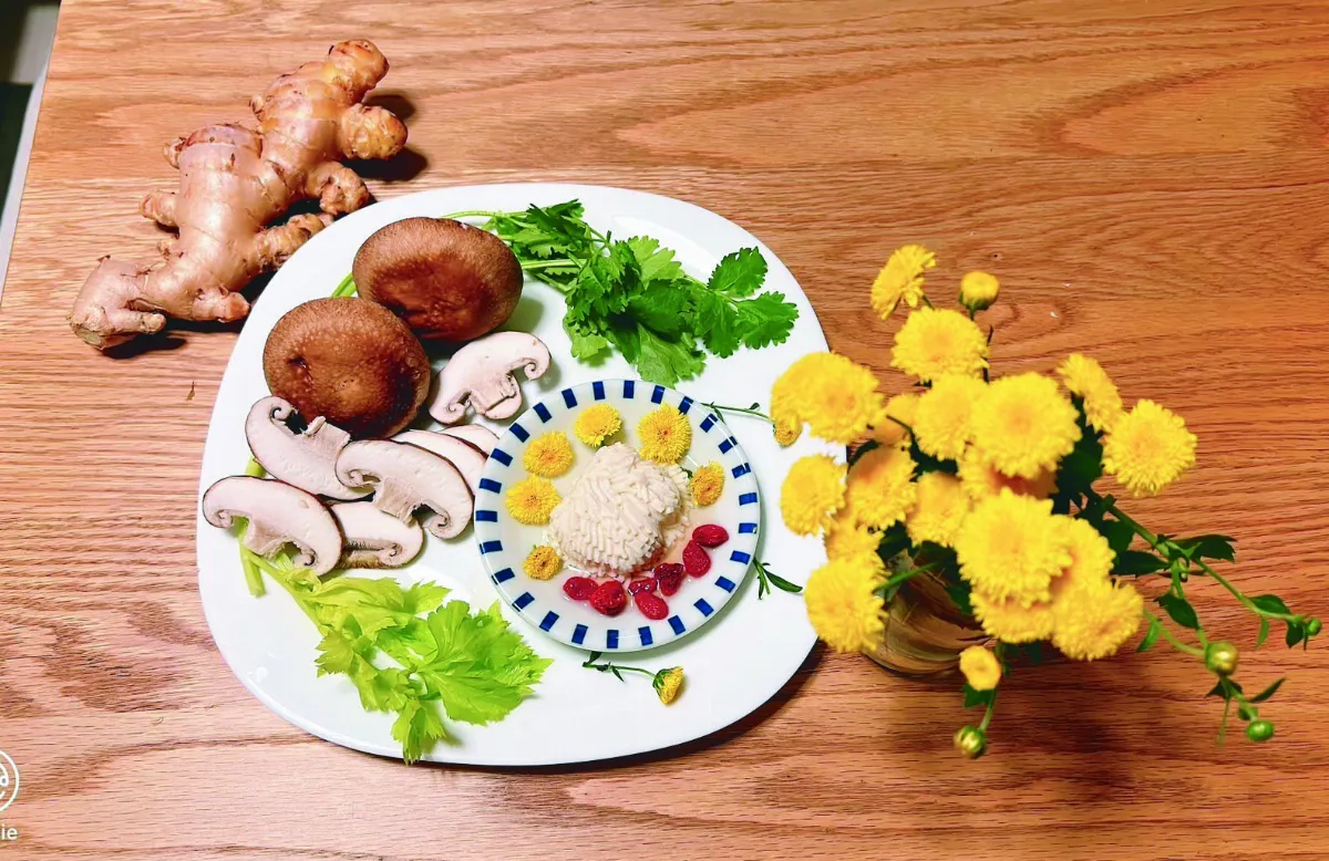 【節氣養生】 清新暖胃  黃菊三鮮豆腐湯