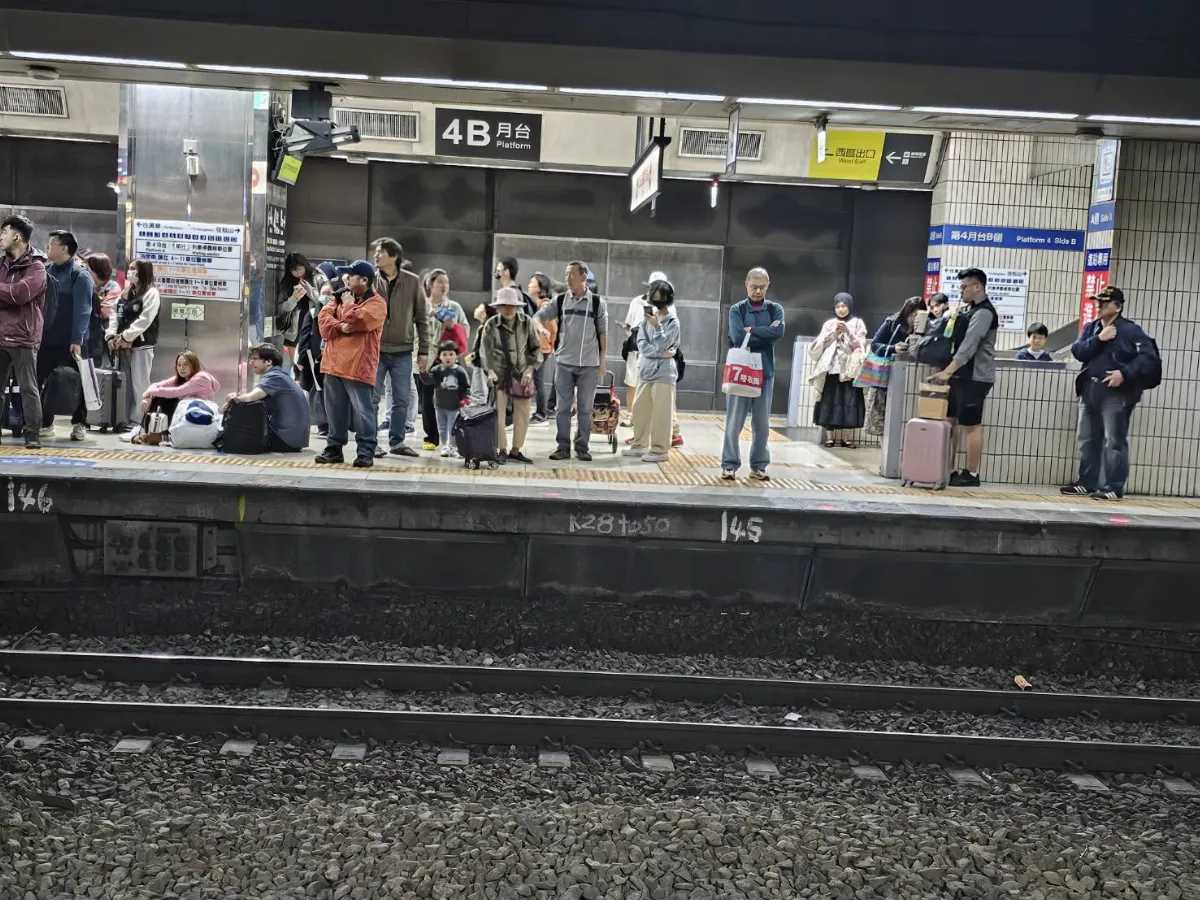 台鐵大誤點！桃園至中壢設備故障 旅客擠滿月台怨：快車變慢車