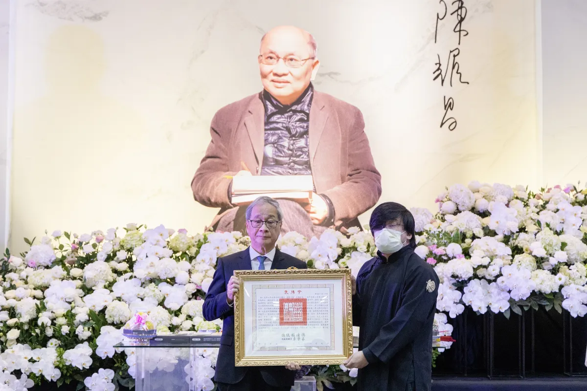 醫師作家陳耀昌告別式 文化部長李遠代表頒贈總統褒揚令