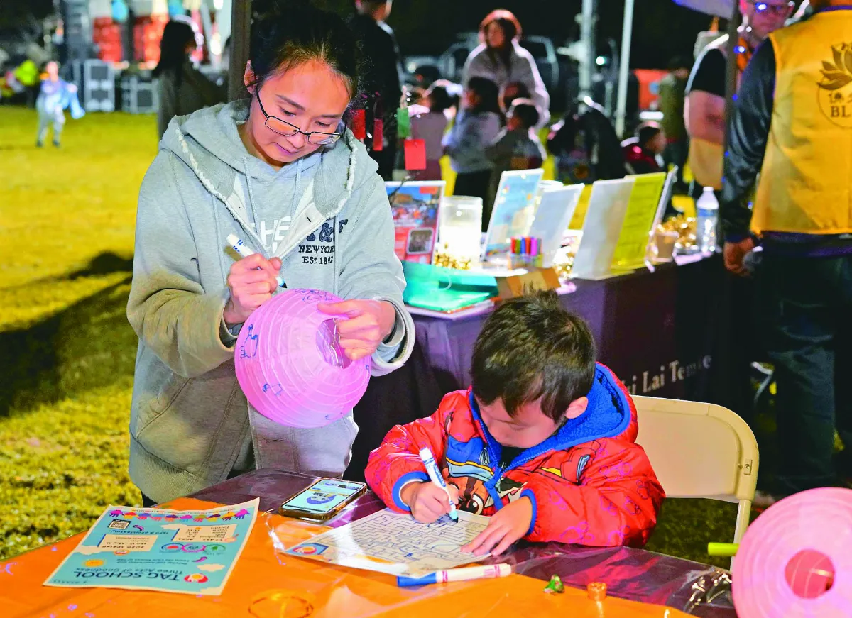 冰雪夜綻佛光 西來寺響應哈崗親子嘉年華