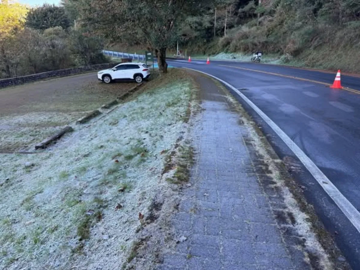 合歡山、塔塔加地面結冰  摩托車打滑摔車