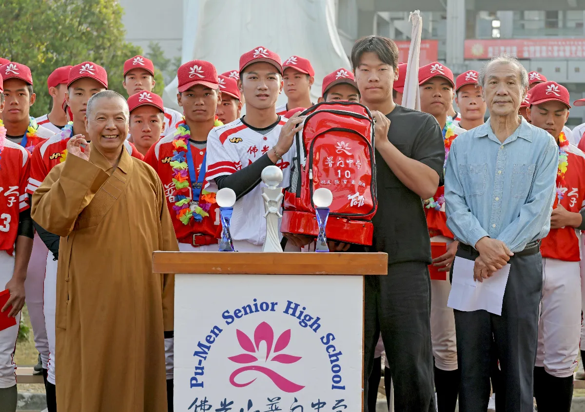 普中鋁棒聯賽季軍獻獎　校友張育豪感恩母校捐贈背包