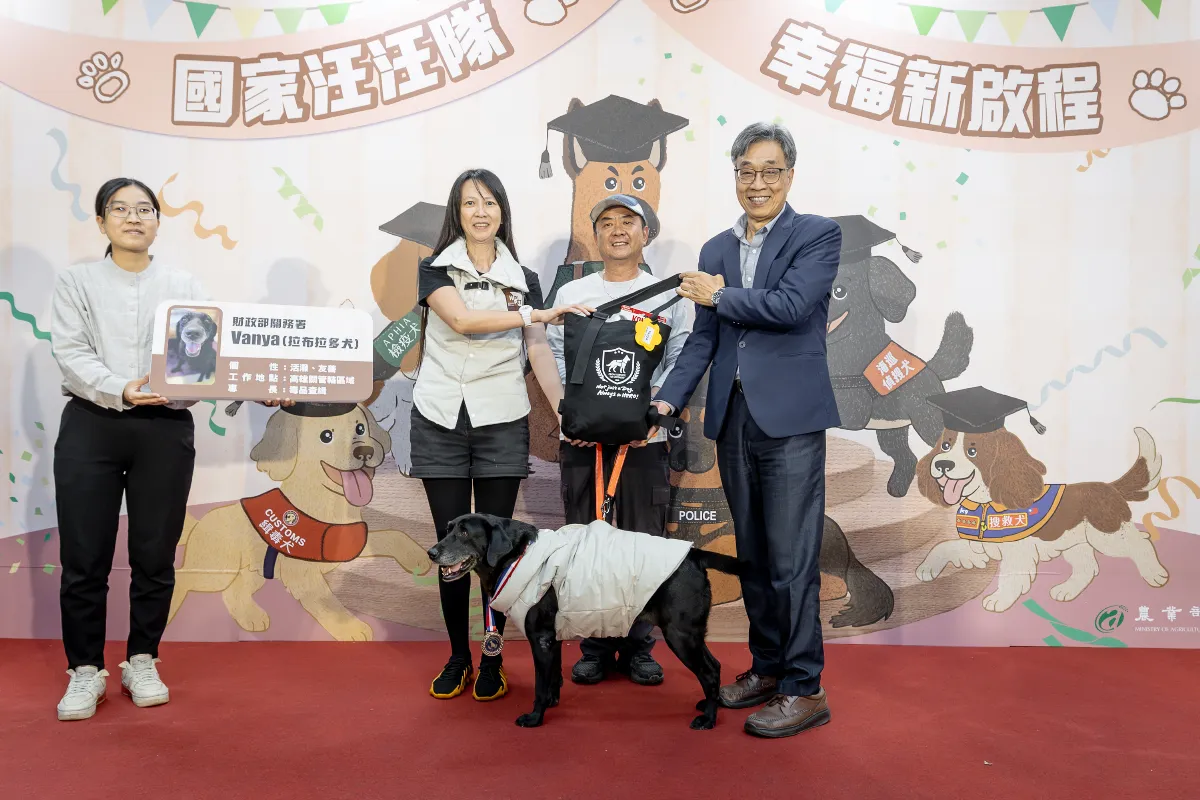 退役犬榮耀頒章 農業部推全面納保與退役照護