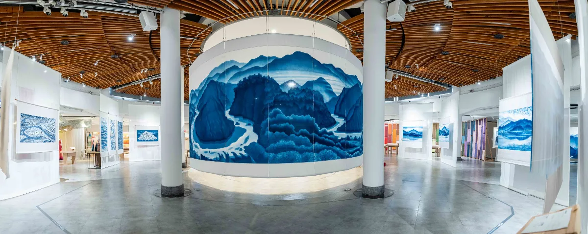 染魂織夢！陳景林國家工藝獎特展 藍染〈台灣母親河〉震撼登場