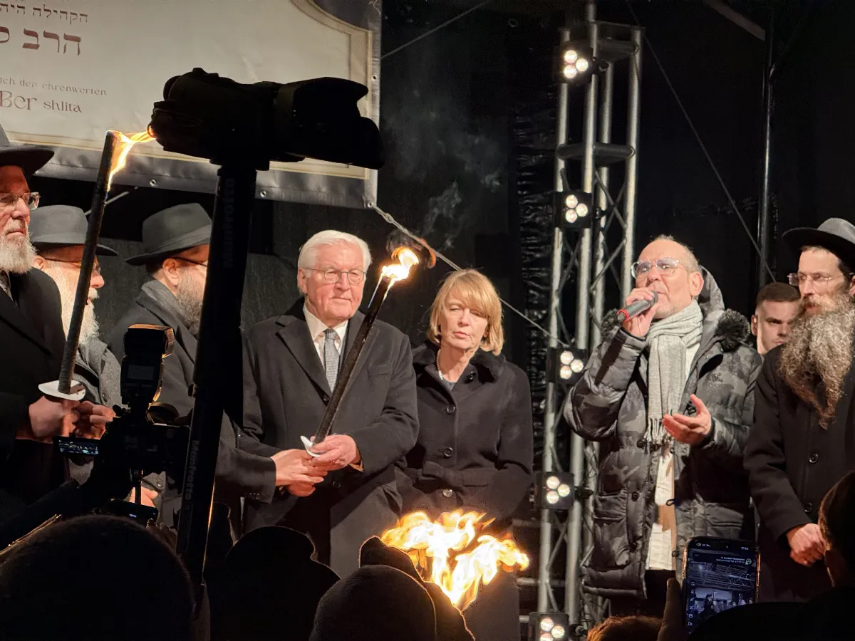 雪梨槍擊案後 柏林猶太社群點燈慶光明節、悼受難者