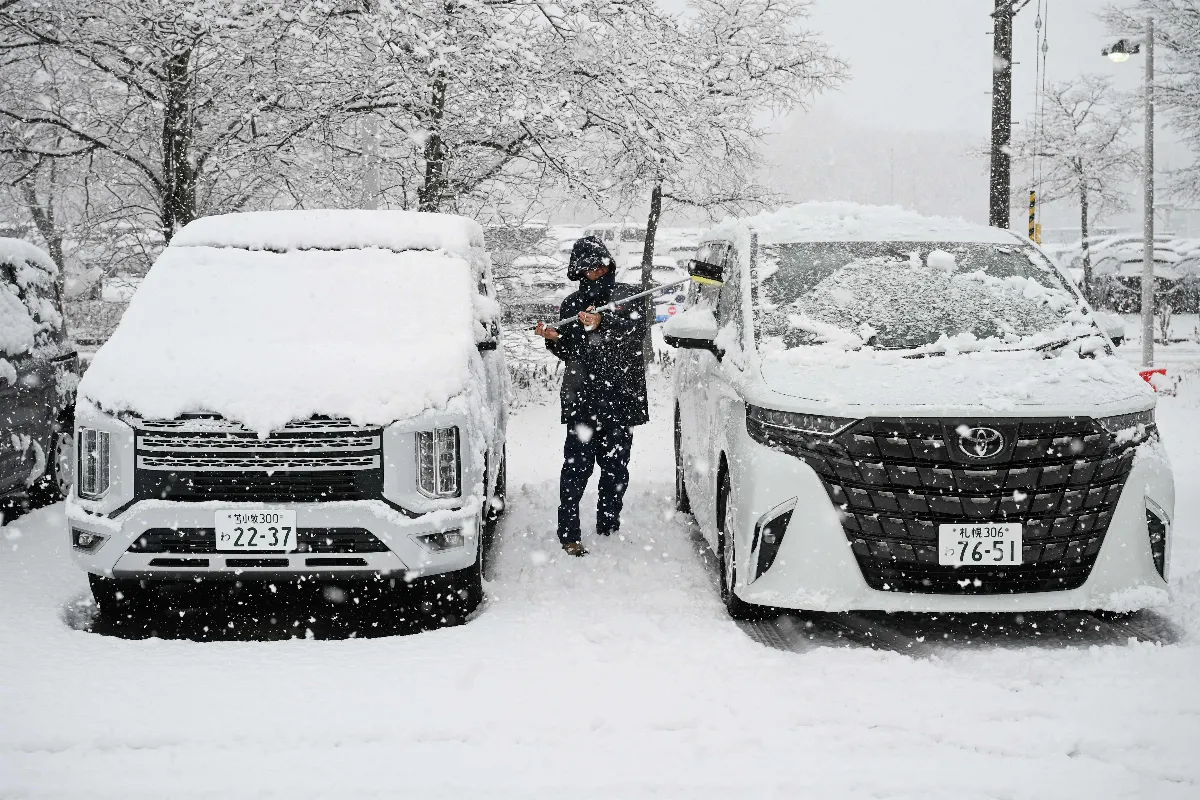 暴風雪衝擊北海道 陸空交通受阻近2萬戶停電