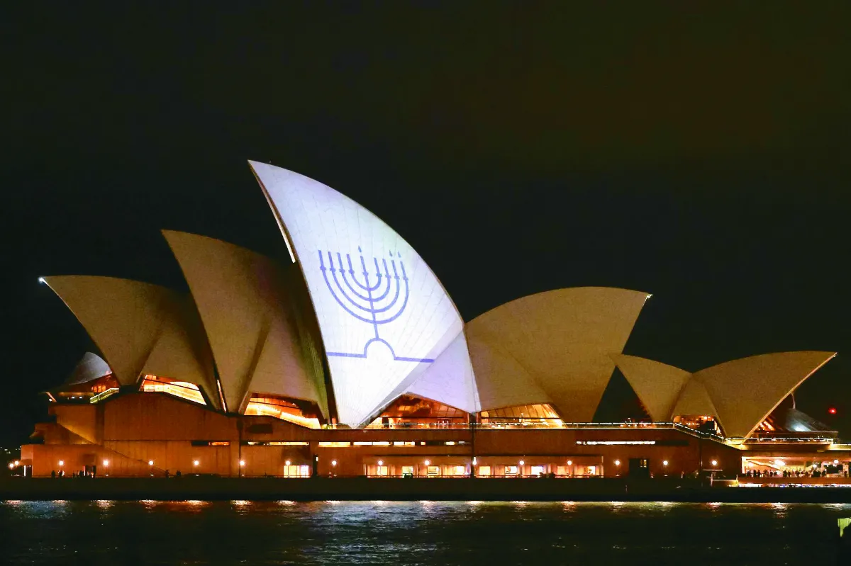 悼槍擊案受害者 雪梨歌劇院點燈