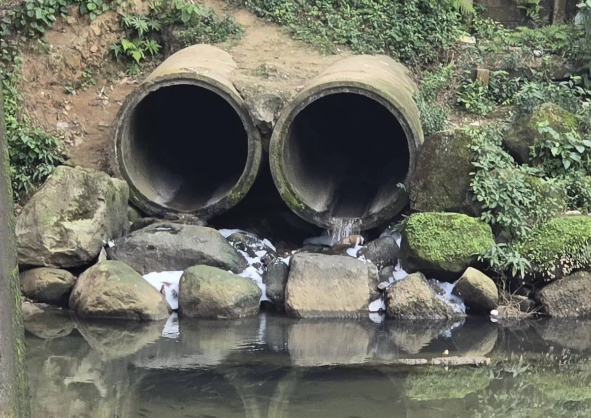 基隆暖暖溪大量不明泡沫 環保局：疑生活廢水