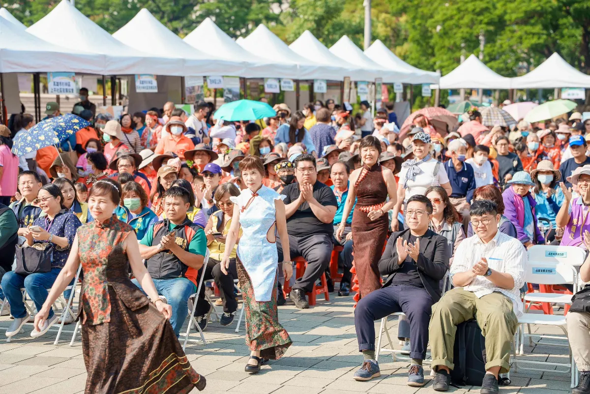 舊衣變旗袍　社區婆媽縫出淨零時尚