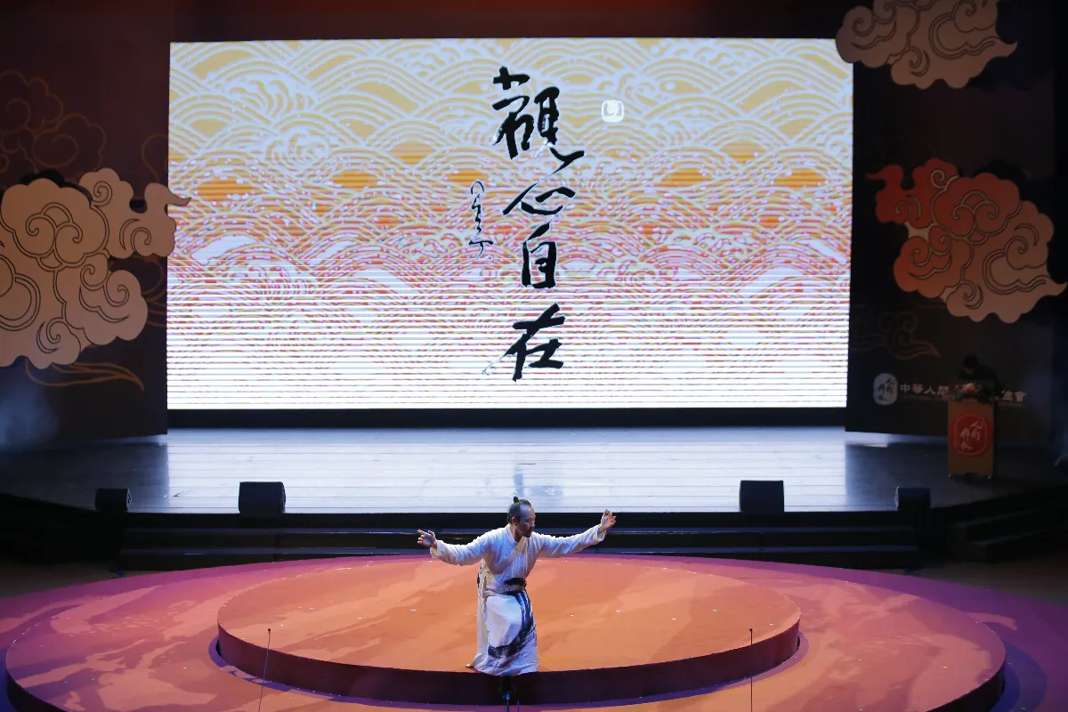 李偉淳《雲舞》致敬星雲大師 幻化「一筆字」為禪意肢體